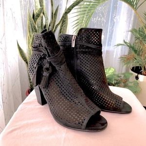 VINCE CAMUTO Peep Toe Ankle Booties 9.5M